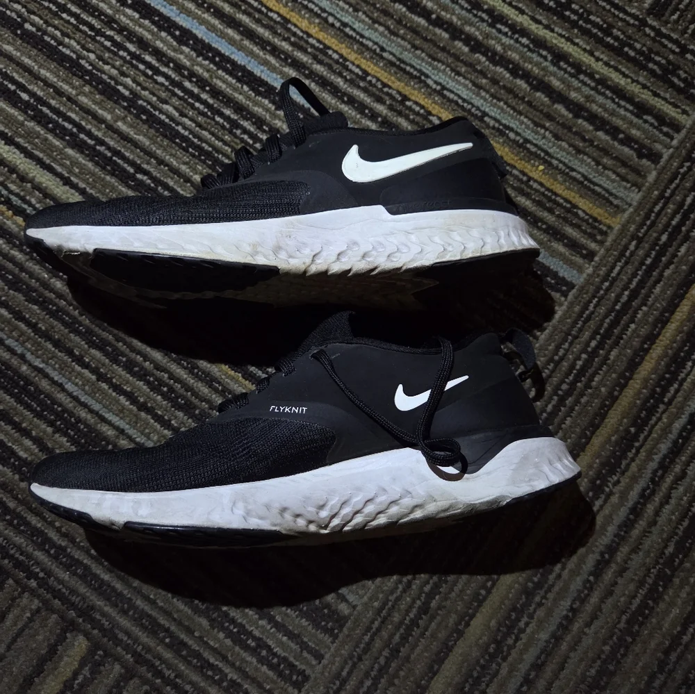 Nike Flyknit Shoes - Picture 5 of 7